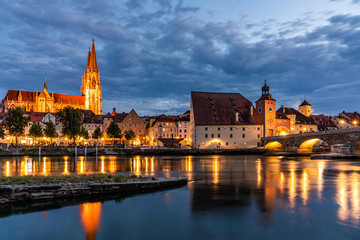 Fototapeta premium Regensburg in der Oberpfalz bei Einbruch der Nacht