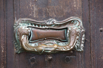 Türklopfer und Briefschlitz an der Haustür eines Wohnhauses