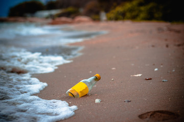 Obraz premium bottle on the beach