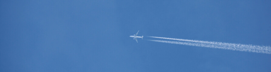 Trainées d'avions dans le ciel	