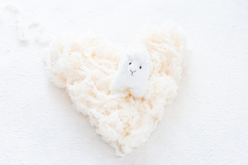 ふわふわな毛糸と羊のマスコット