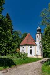 Fototapeta na wymiar Wallfahrtskirche Maria Elend bei Dietramszell in Oberbayern unter blauem Himmel