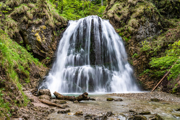 Obraz premium Mysthisch anmutende Josefsthaler Wasserfälle am Schliersee in Oberbayern