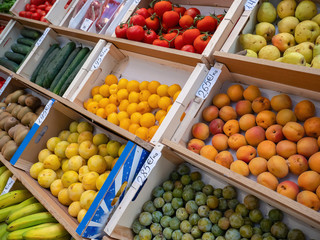 Kisten mit Obst
