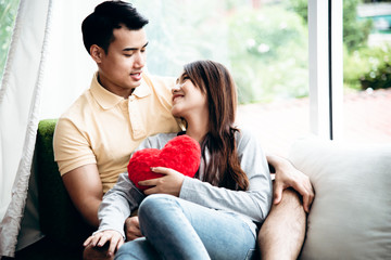 Obraz premium Asian teen couples show love for each other With warmth and tenderness, the concept is the relationship and Valentine's Day.