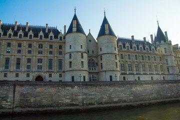 Fototapeta na wymiar Castle Conciergerie and bridge