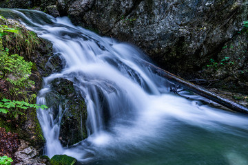 Rauschendes Gewässer in den Bergen am Schliersee
