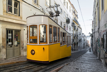 Fototapeta na wymiar Elevador de bica en Lisboa