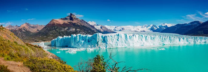 Fototapeten Panoramablick auf den gigantischen Perito-Moreno-Gletscher, seine Zunge und Lagune in Patagonien im goldenen Herbst, Argentinien © neurobite