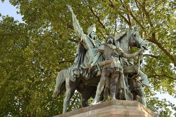 Statue von Karl dem Großen und seinen Wachen auf dem Vorplatz von Notre Dame in Paris, Frankreich