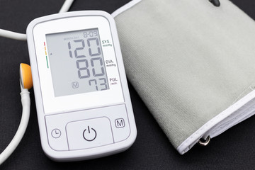 Automatic blood pressure monitor with normal blood pressure 120/