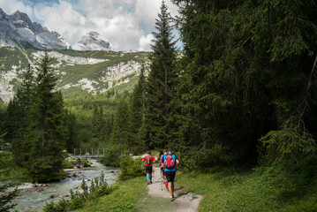 Fototapeta na wymiar trailrunning zugspitze garmisch alpen wandern hiking