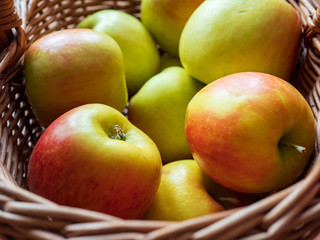 Äpfel in Weidenkorb