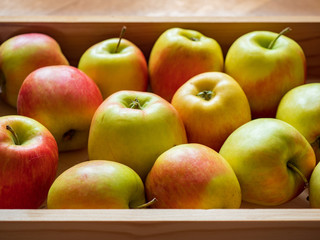 Äpfel in Holzkiste