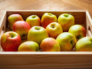 Äpfel in Holzkiste