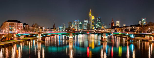 Die Skyline von Frankfurt am Main bei Nacht