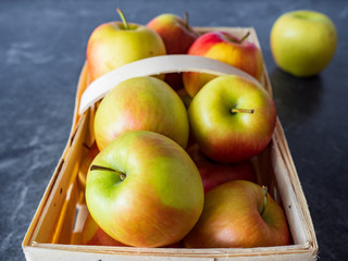 Äpfel in Holzkorb