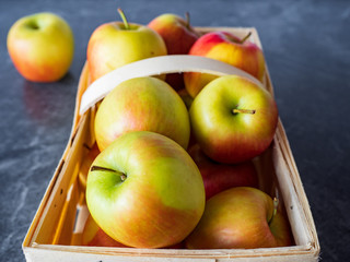 Äpfel in Holzkorb