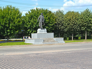 Obraz premium CHERNYAKHOVSK, RUSSIA. Lenin Square on a summer day