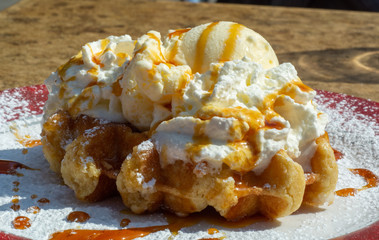 wafle con helado y miel