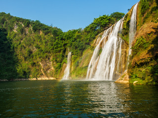 Fototapeta premium Dziewięć wodospadów Smoków w pobliżu miasta Luoping (prowincja Yunnan - Chiny).