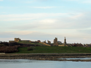 Ausblick von der F&auml;hre auf Tynemouth Castle  am Fluss Tyne
