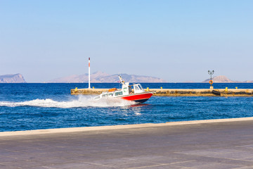 Obraz premium sea taxi approaching pier in the old port of Spetses island