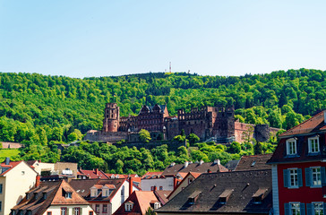 Fototapeta premium Heidelberg in Baden-Württemberg in Deutschland bei Sonnenschein mit dem Heidelberger Schloss im Hintergrund