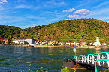 St. Goarshausen am Rhein bei St. Goar Rheinland-Pfalz mit Fähre Deutschland Europa fotografiert am...