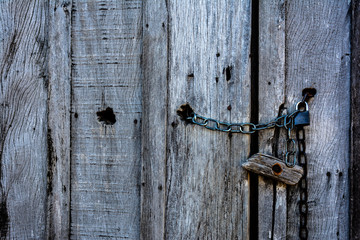 corrente e cadeado na porta de madeira