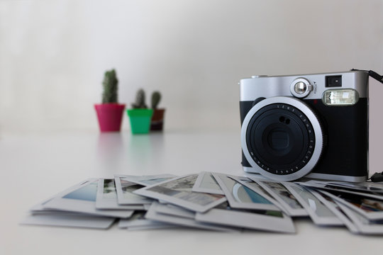 C&aacute;mara con fotograf&iacute;as instant&aacute;neas polaroid
