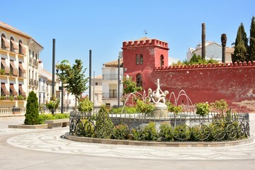 Castillo de Alhama de Granada en la plaza del pueblo