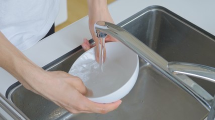 お皿を洗う男性・キッチン