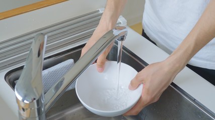 お皿を洗う男性・キッチン