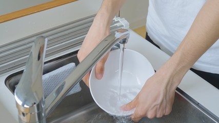 お皿を洗う男性・キッチン