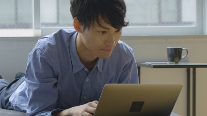 男性・パソコン