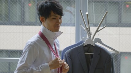 ネクタイを結ぶビジネスマン