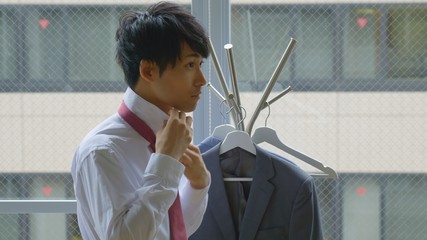 ネクタイを結ぶビジネスマン