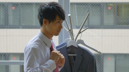 ネクタイを結ぶビジネスマン