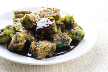 Deep fried Chinese Chive Dumplings (Kanom Gui Chai or Ku Chai Kuih), make for a great healthy and light snack/appetizer, and consisting of chinese chives stuffed inside dumpling dough.