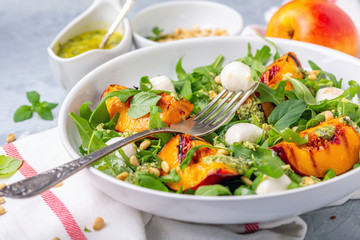 Salad with grilled nectarines, arugula and pesto.