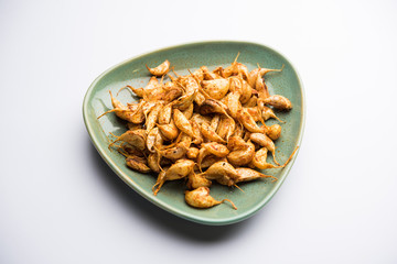 Garlic Fry or Tala Hua Lahsun in hindi, is a popular side dish or snacks from maharashtra, India