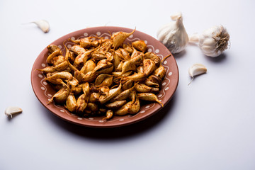 Garlic Fry or Tala Hua Lahsun in hindi, is a popular side dish or snacks from maharashtra, India
