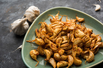 Garlic Fry or Tala Hua Lahsun in hindi, is a popular side dish or snacks from maharashtra, India