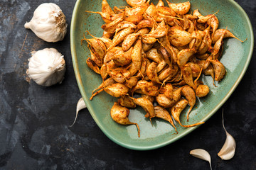 Garlic Fry or Tala Hua Lahsun in hindi, is a popular side dish or snacks from maharashtra, India