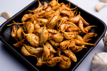 Garlic Fry or Tala Hua Lahsun in hindi, is a popular side dish or snacks from maharashtra, India