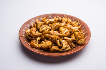 Garlic Fry or Tala Hua Lahsun in hindi, is a popular side dish or snacks from maharashtra, India