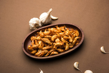 Garlic Fry or Tala Hua Lahsun in hindi, is a popular side dish or snacks from maharashtra, India