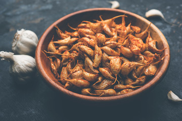Garlic Fry or Tala Hua Lahsun in hindi, is a popular side dish or snacks from maharashtra, India