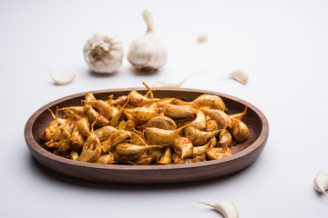 Garlic Fry or Tala Hua Lahsun in hindi, is a popular side dish or snacks from maharashtra, India
